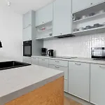 Stylish Deluxe 2 Bedrooms & Private Parking By Renters *