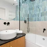 Stylish Deluxe 2 Bedrooms & Private Parking By Renters Daire Gdansk