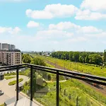 Stylish Deluxe 2 Bedrooms & Private Parking By Renters Апартаменты *