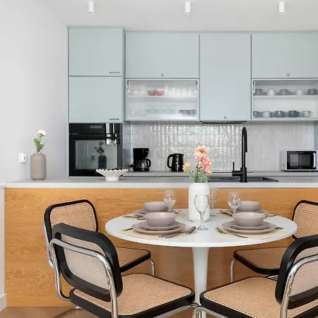 Stylish Deluxe 2 Bedrooms & Private Parking By Renters *