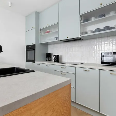 Stylish Deluxe 2 Bedrooms & Private Parking By Renters *
