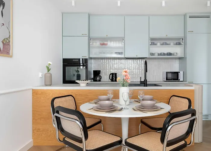 Stylish Deluxe 2 Bedrooms & Private Parking By Renters *