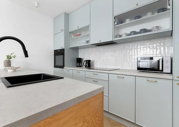 Stylish Deluxe 2 Bedrooms & Private Parking By Renters *