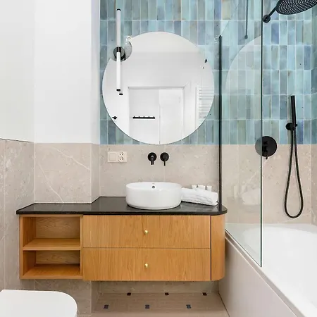 Stylish Deluxe 2 Bedrooms & Private Parking By Renters Apartman