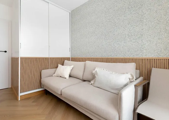 Stylish Deluxe 2 Bedrooms & Private Parking By Renters *